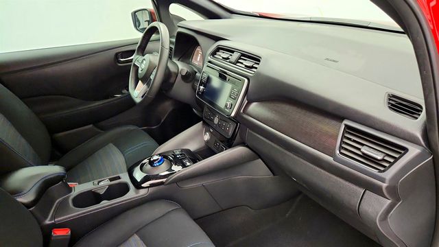 2018 Nissan Leaf SV Hatchback w/ Technology Package - 23068918 - 23
