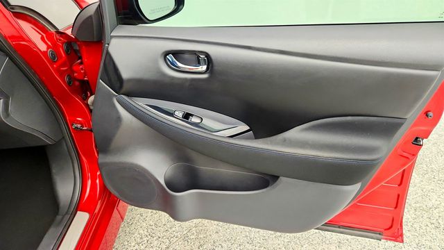 2018 Nissan Leaf SV Hatchback w/ Technology Package - 23068918 - 24