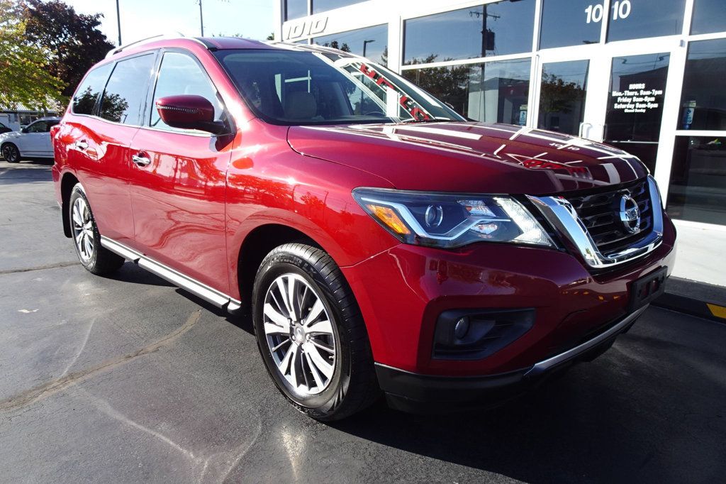 2018 Nissan Pathfinder SV photo 2