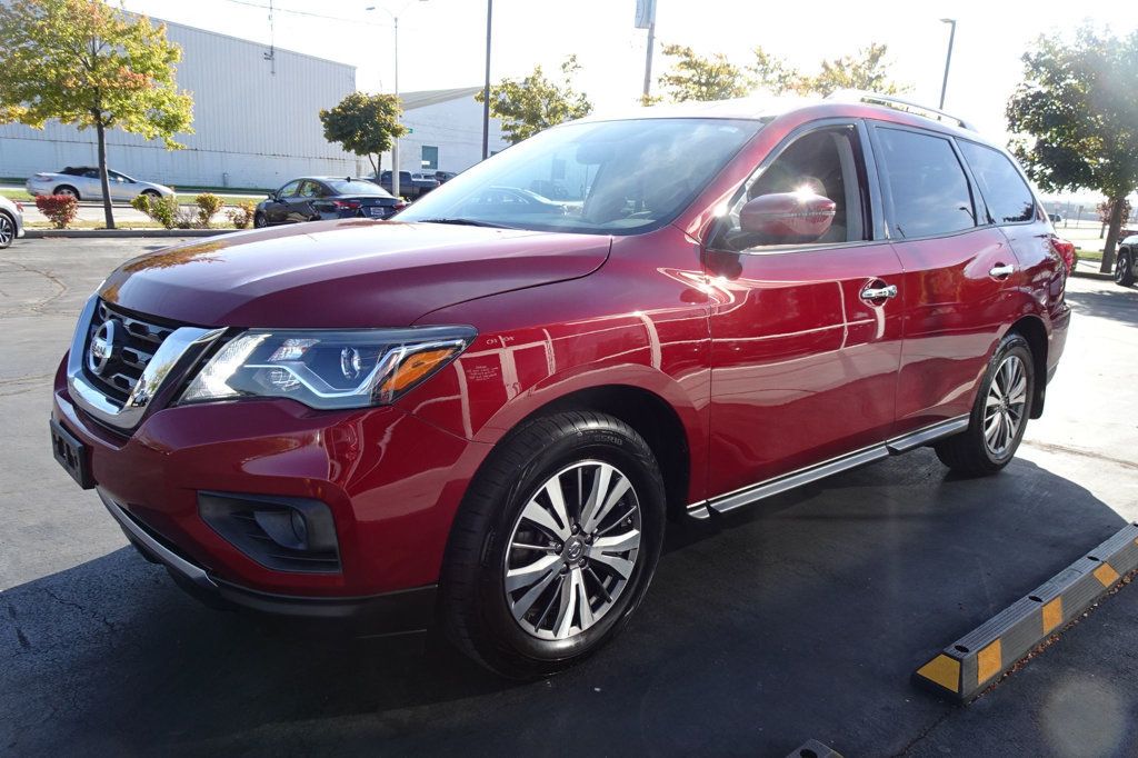2018 Nissan Pathfinder SV photo 4