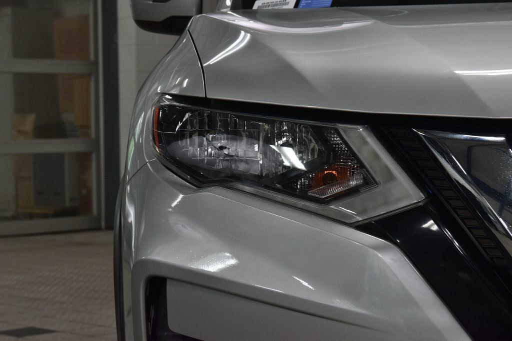 2018 Nissan Rogue AWD SV - 23025619 - 11