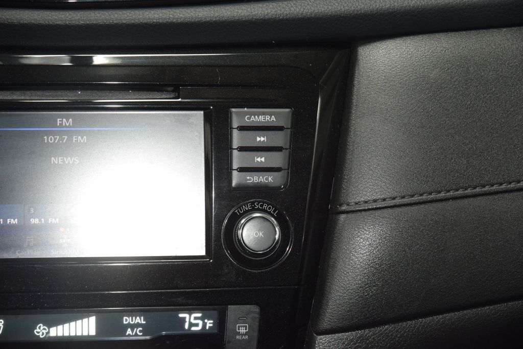 2018 Nissan Rogue AWD SV - 23025619 - 30