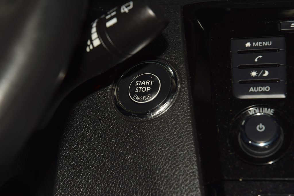 2018 Nissan Rogue AWD SV - 23025619 - 32