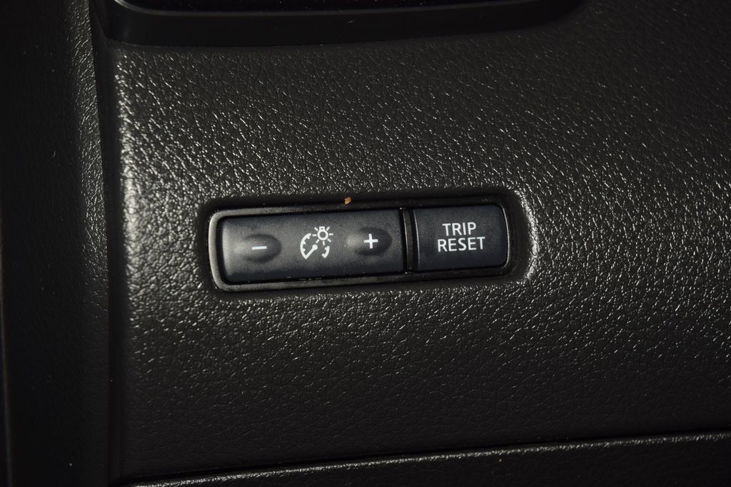 2018 Nissan Rogue AWD SV - 23025619 - 33