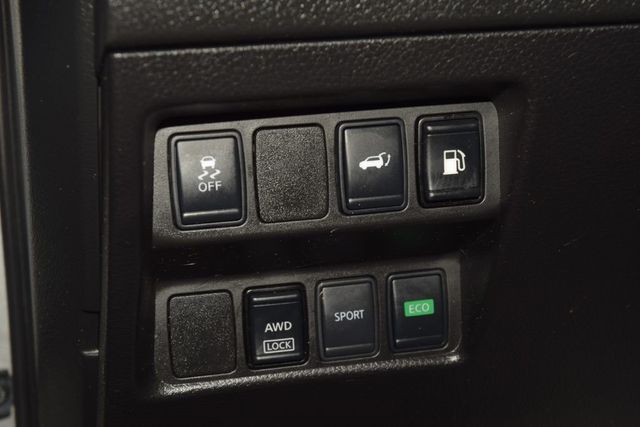 2018 Nissan Rogue AWD SV - 23025619 - 34