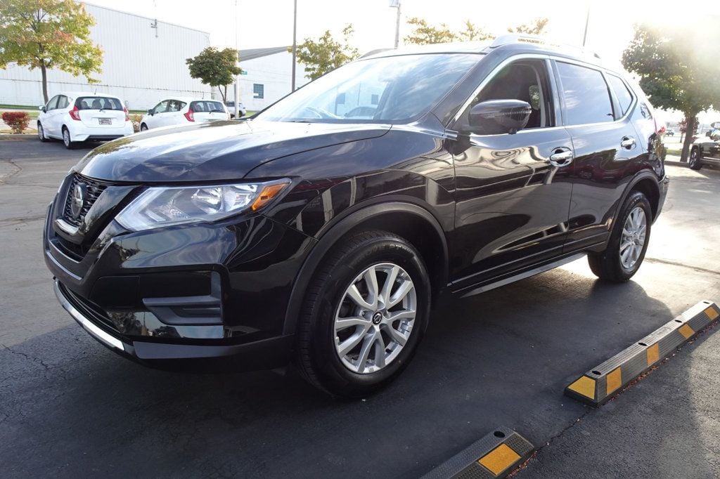 2018 Nissan Rogue SV photo 4