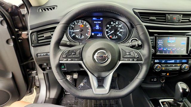 2018 Nissan Rogue AWD SV w/ Premium Package & Navigation - 23041098 - 11