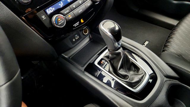 2018 Nissan Rogue AWD SV w/ Premium Package & Navigation - 23041098 - 14