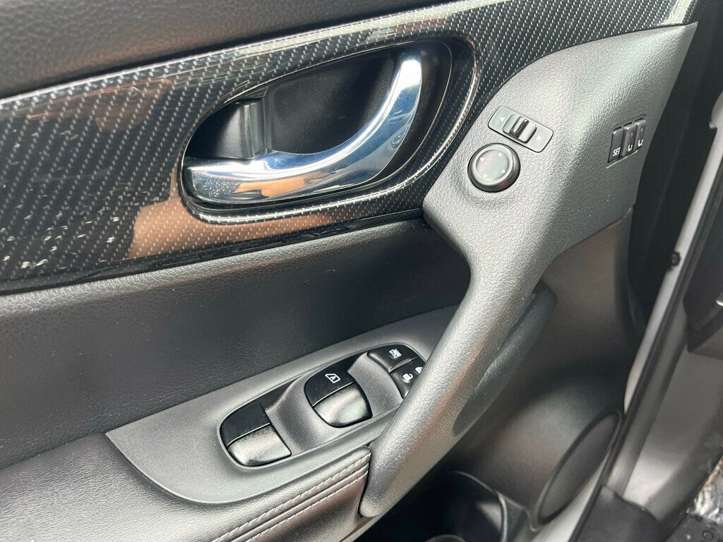 2018 Nissan Rogue FWD SL - 22878468 - 19