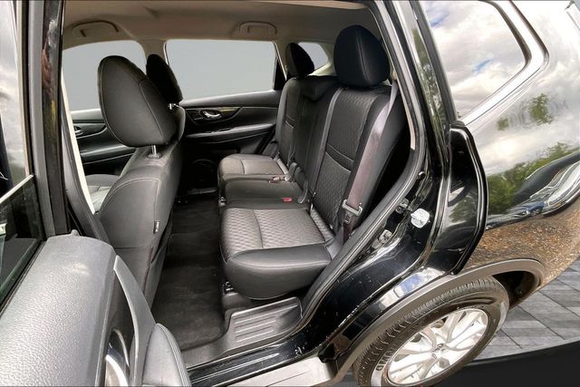 2018 Nissan Rogue FWD SV - 23025900 - 17