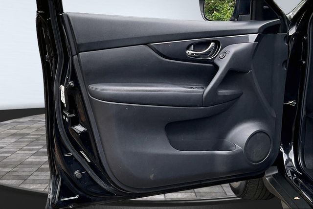 2018 Nissan Rogue FWD SV - 23025900 - 8