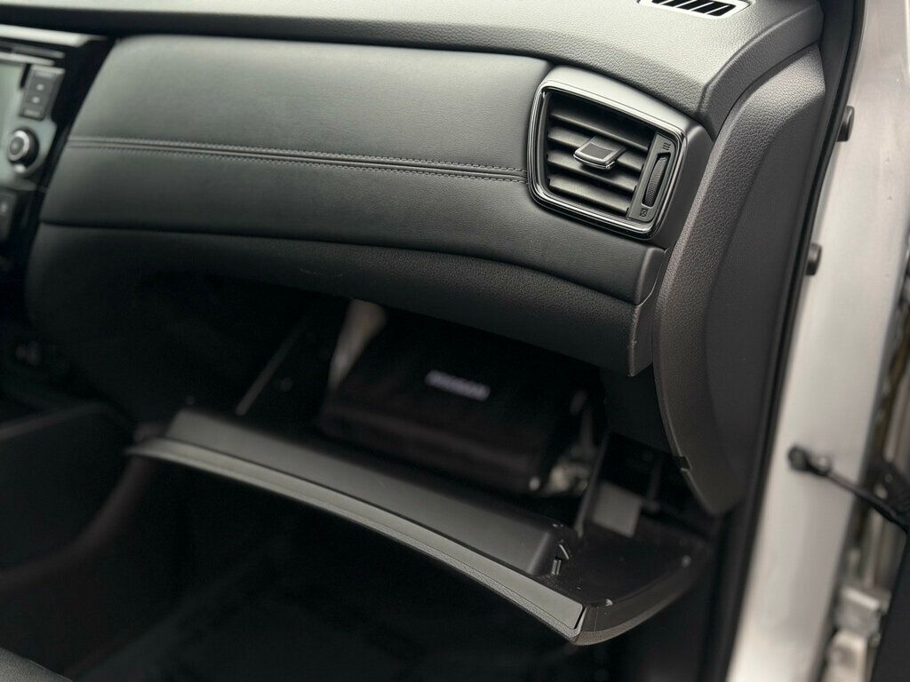 2018 Nissan Rogue Navigation, Backup Camera, Leather seats!  - 22949866 - 28