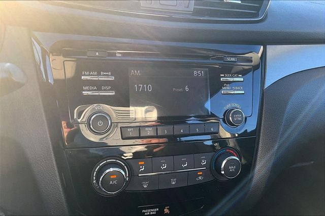 2018 Nissan Rogue Sport S - 23092304 - 25