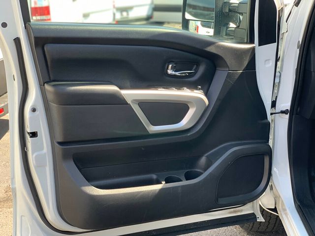 2018 Nissan Titan 4x4 Crew Cab SV - 22411803 - 8