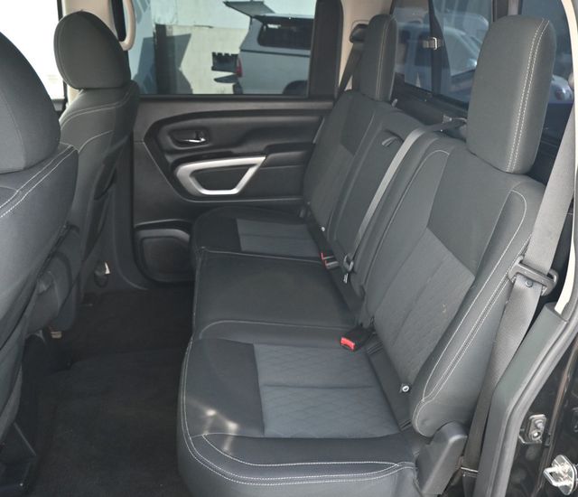 2018 Nissan Titan Crew Cab SV - 22976170 - 11