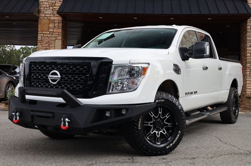 2018 Nissan Titan Crew Cab SV photo 2
