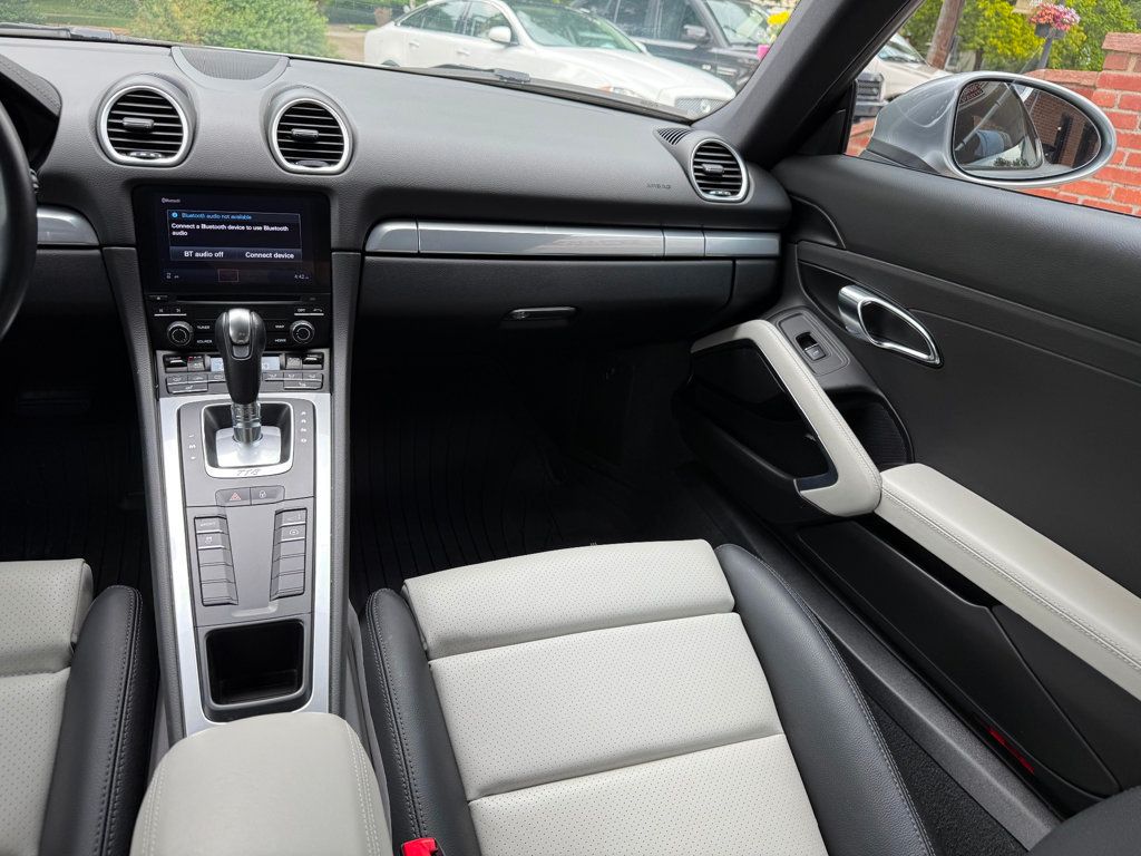 2018 Porsche Cayman photo 11