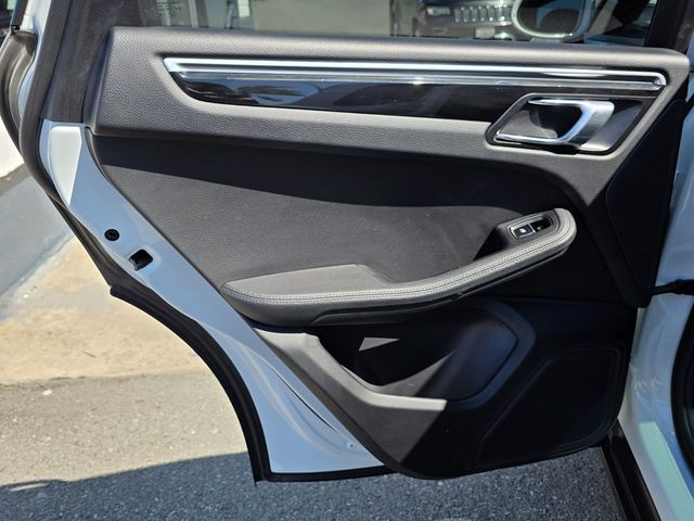 2018 Porsche Macan   - 22925302 - 30