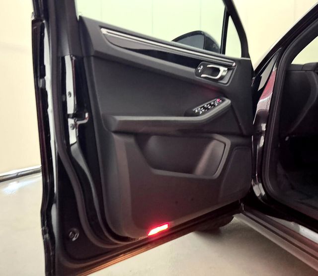 2018 Porsche Macan AWD - 22939157 - 16