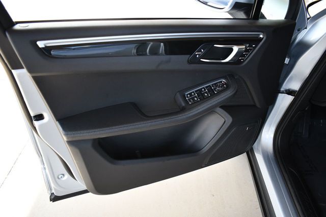 2018 Porsche Macan AWD 4 Door SUV W/Premium Package Plus and Navigation - 21099226 - 11