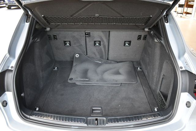 2018 Porsche Macan AWD 4 Door SUV W/Premium Package Plus and Navigation - 21099226 - 16