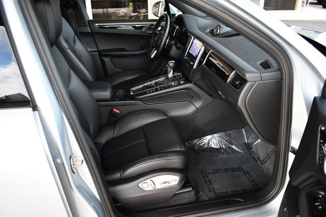 2018 Porsche Macan AWD 4 Door SUV W/Premium Package Plus and Navigation - 21099226 - 19