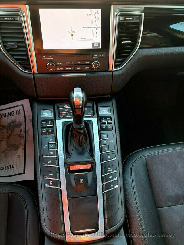 2018 Porsche Macan AWD,PANORAMIC ROOF,BI-XENON LIGHTING,LANE ASSIST,NAVIGATION - 22974861 - 35