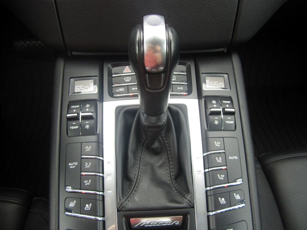 2018 Porsche Macan Turbo photo 12