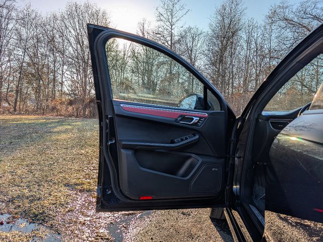 2018 Porsche Macan Turbo w/Performance Pkg - 22992134 - 9