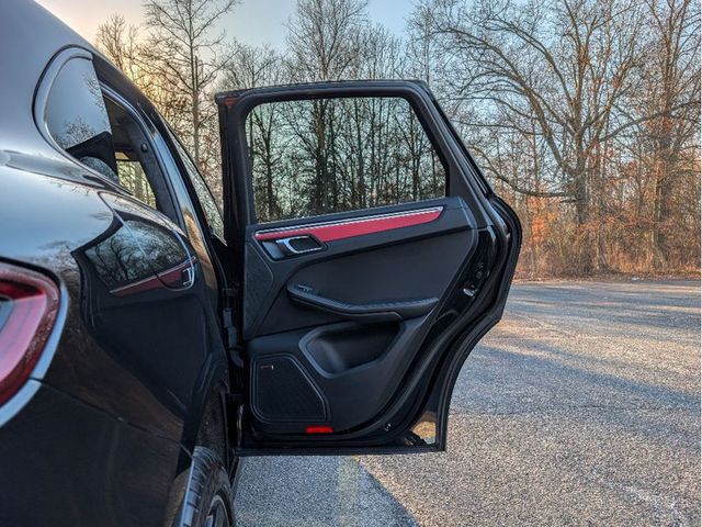 2018 Porsche Macan Turbo w/Performance Pkg - 22992134 - 11