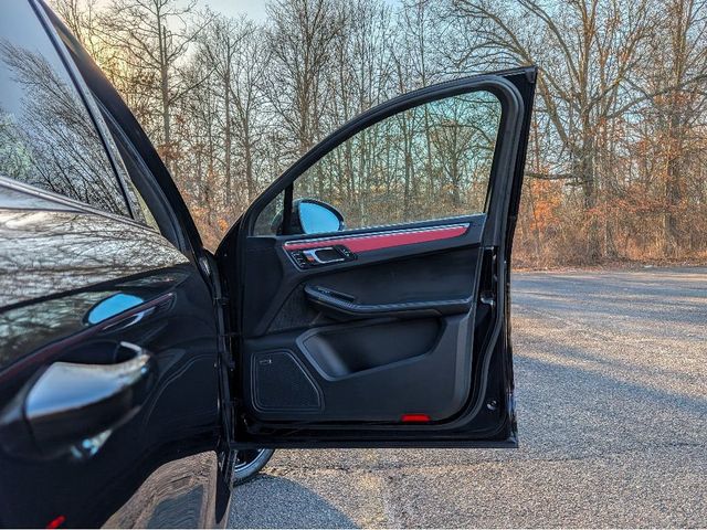 2018 Porsche Macan Turbo w/Performance Pkg - 22992134 - 12