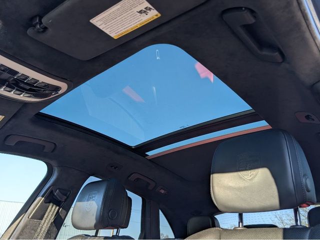 2018 Porsche Macan Turbo w/Performance Pkg - 22992134 - 16