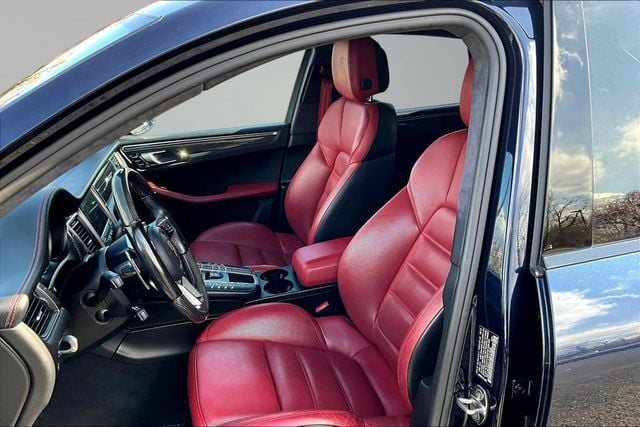 2018 Porsche Macan Turbo w/Performance Pkg - 23004045 - 9