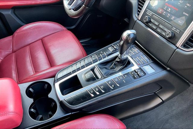 2018 Porsche Macan Turbo w/Performance Pkg - 23004045 - 28