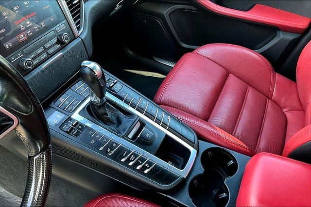 2018 Porsche Macan Turbo w/Performance Pkg - 23004045 - 30