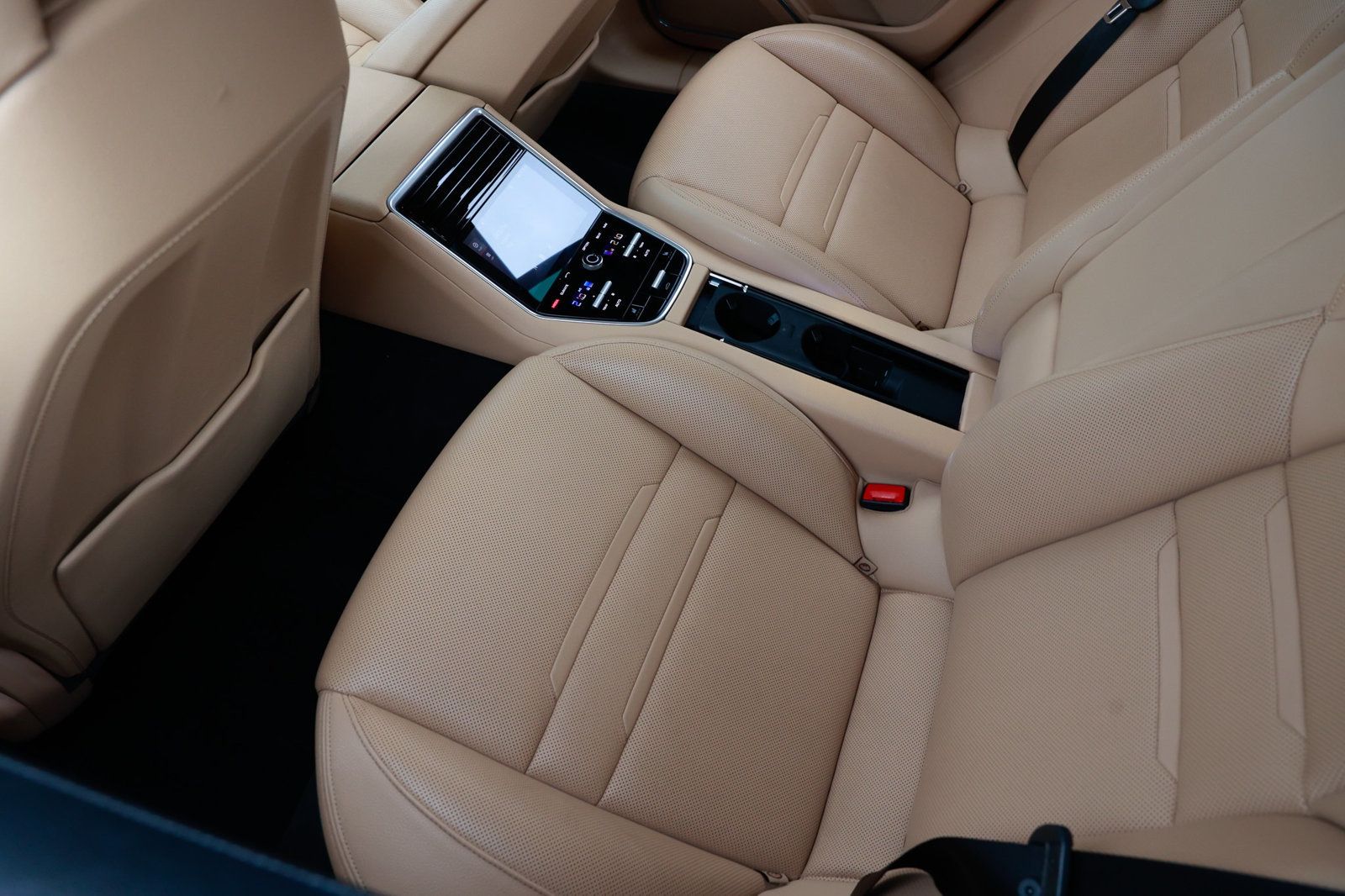 2018 Porsche Panamera Base 4 photo 10