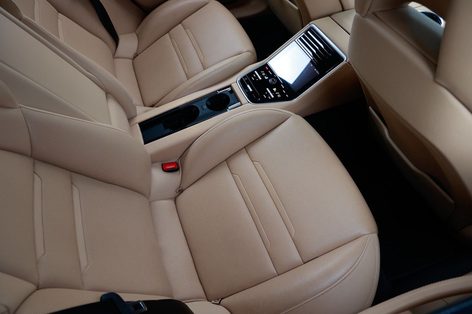 2018 Porsche Panamera Base 4 photo 12