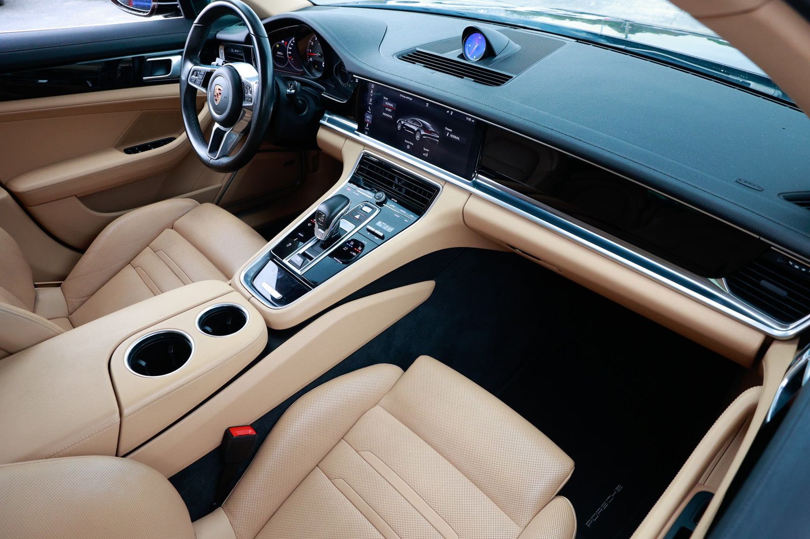 2018 Porsche Panamera Base 4 photo 16