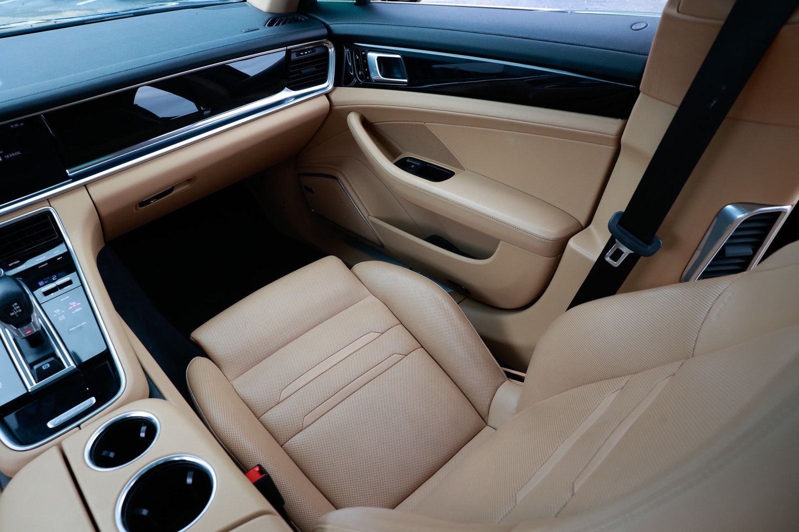 2018 Porsche Panamera Base 4 photo 24