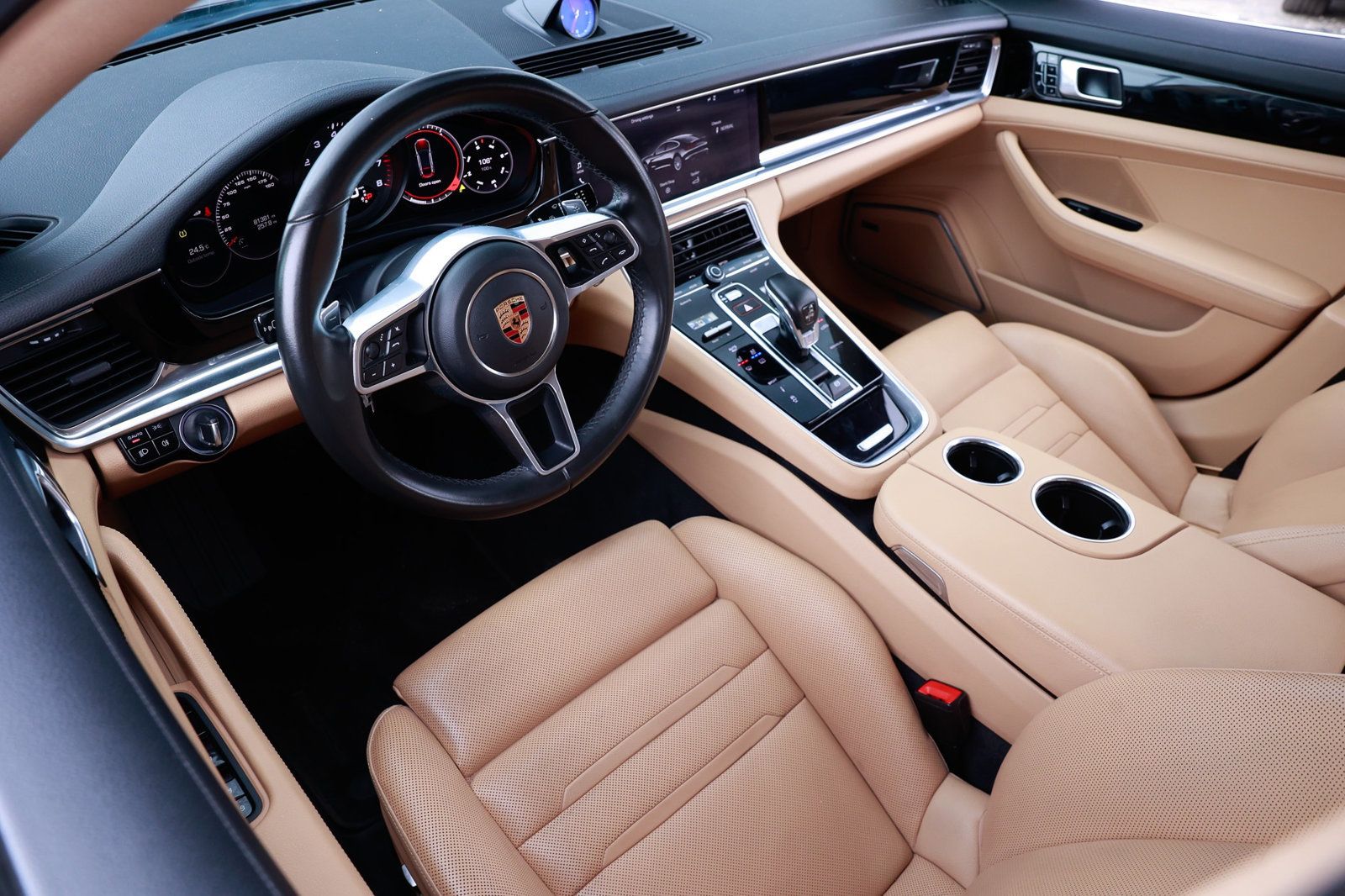 2018 Porsche Panamera Base 4 photo 4