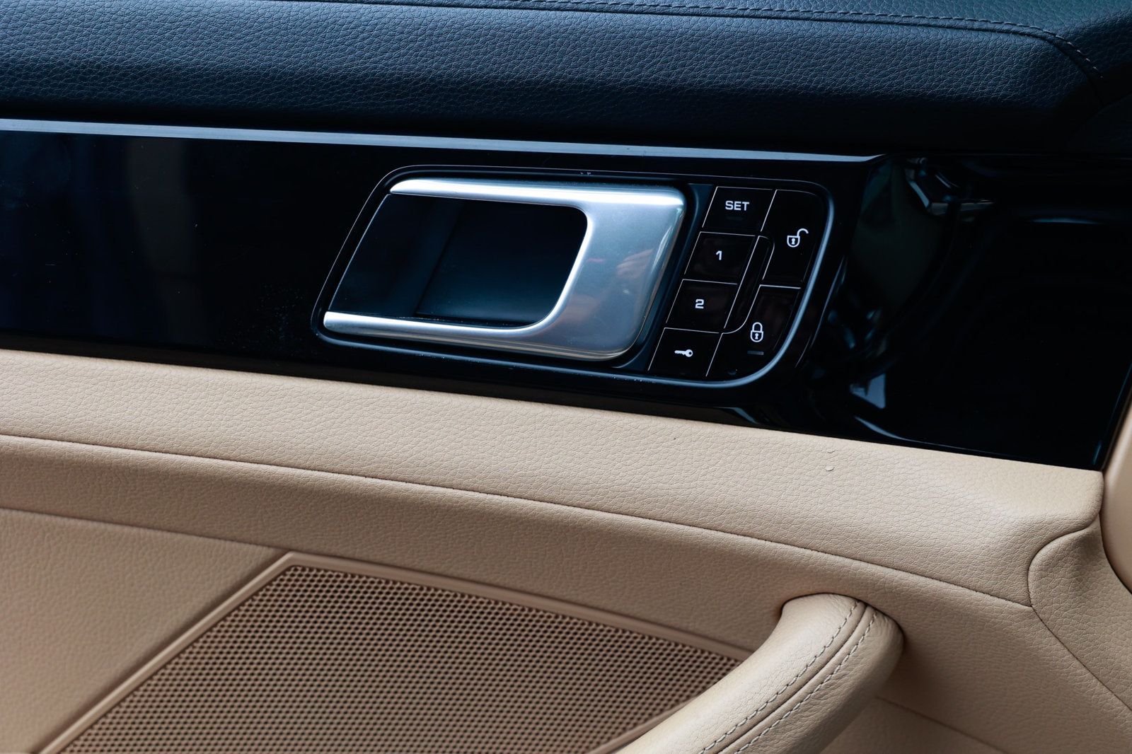 2018 Porsche Panamera Base 4 photo 45