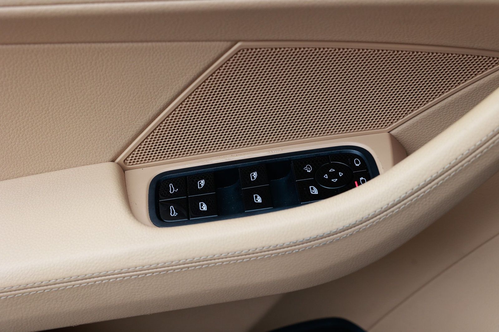 2018 Porsche Panamera Base 4 photo 46