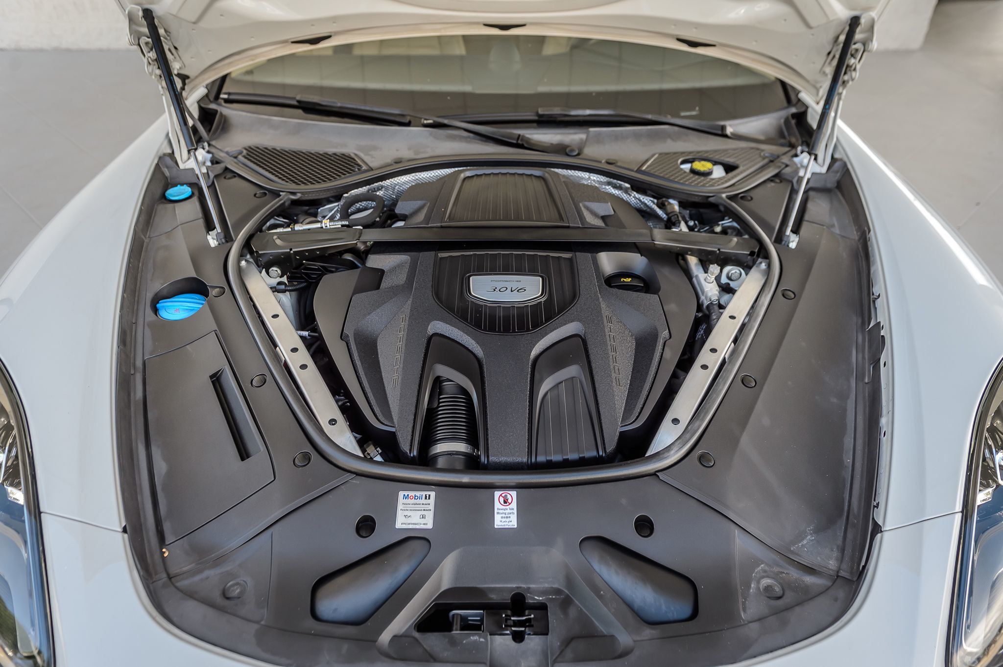 2018 Porsche Panamera Base 4 photo 16