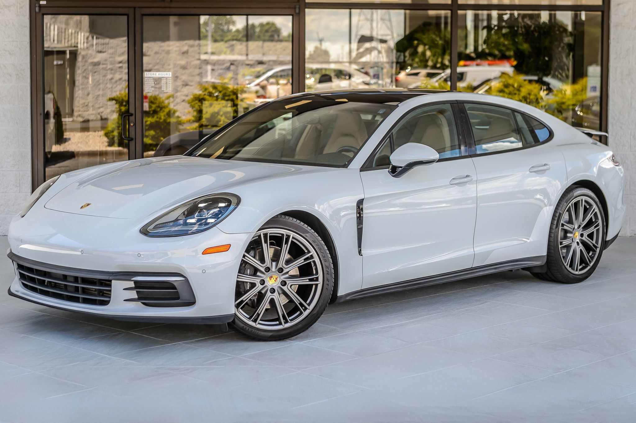 2018 Porsche Panamera Base 4 photo 2