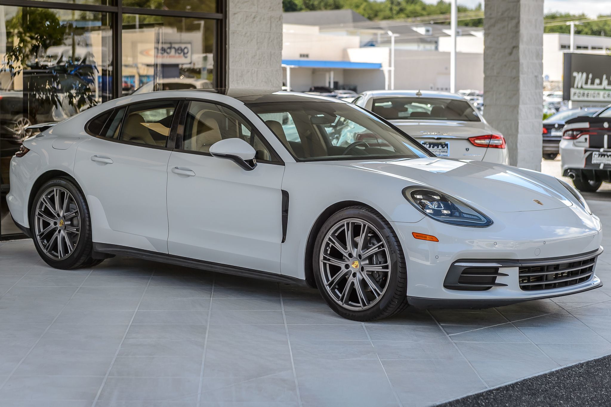 2018 Porsche Panamera Base 4 photo 4