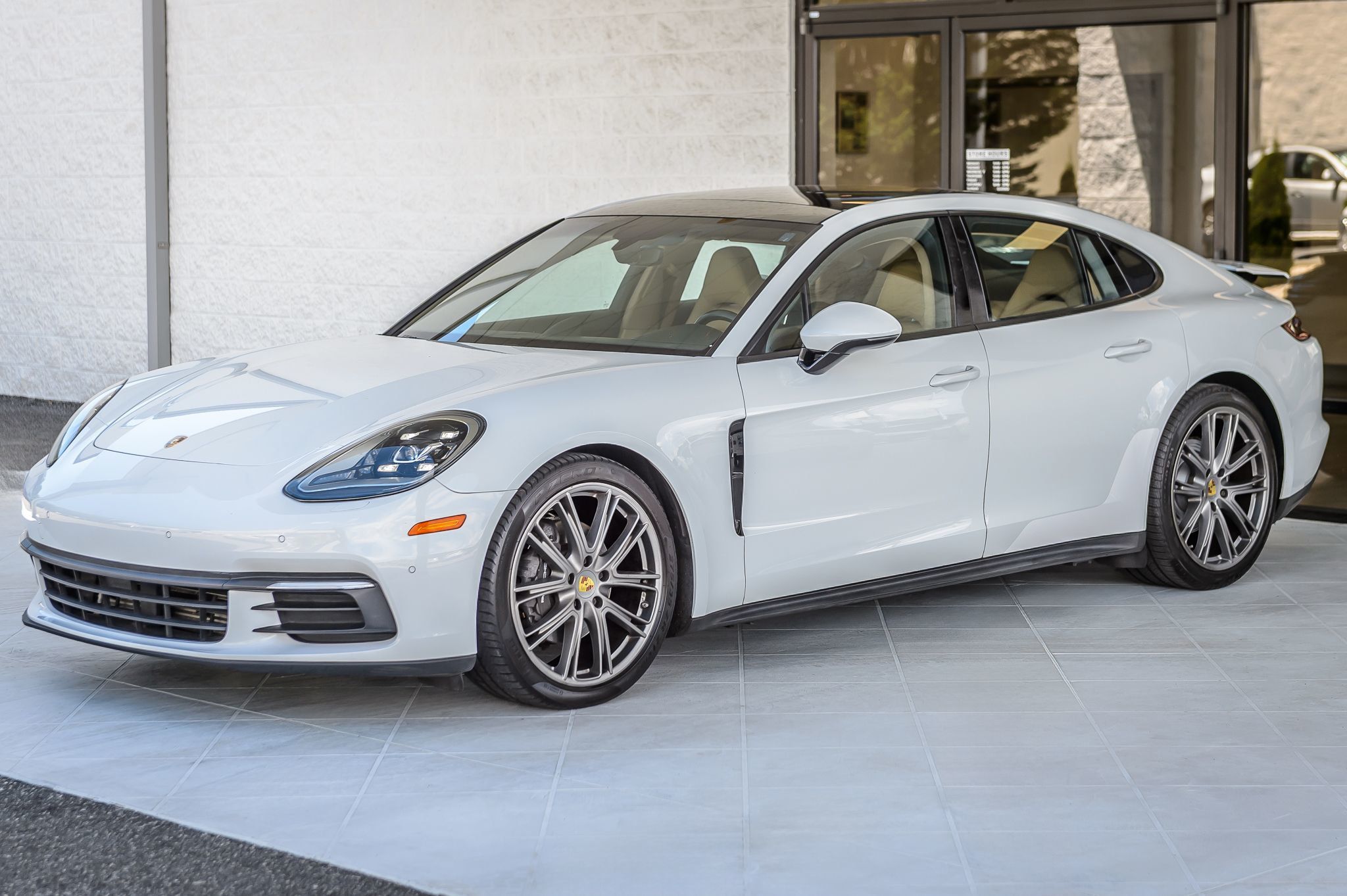 2018 Porsche Panamera Base 4 photo 6