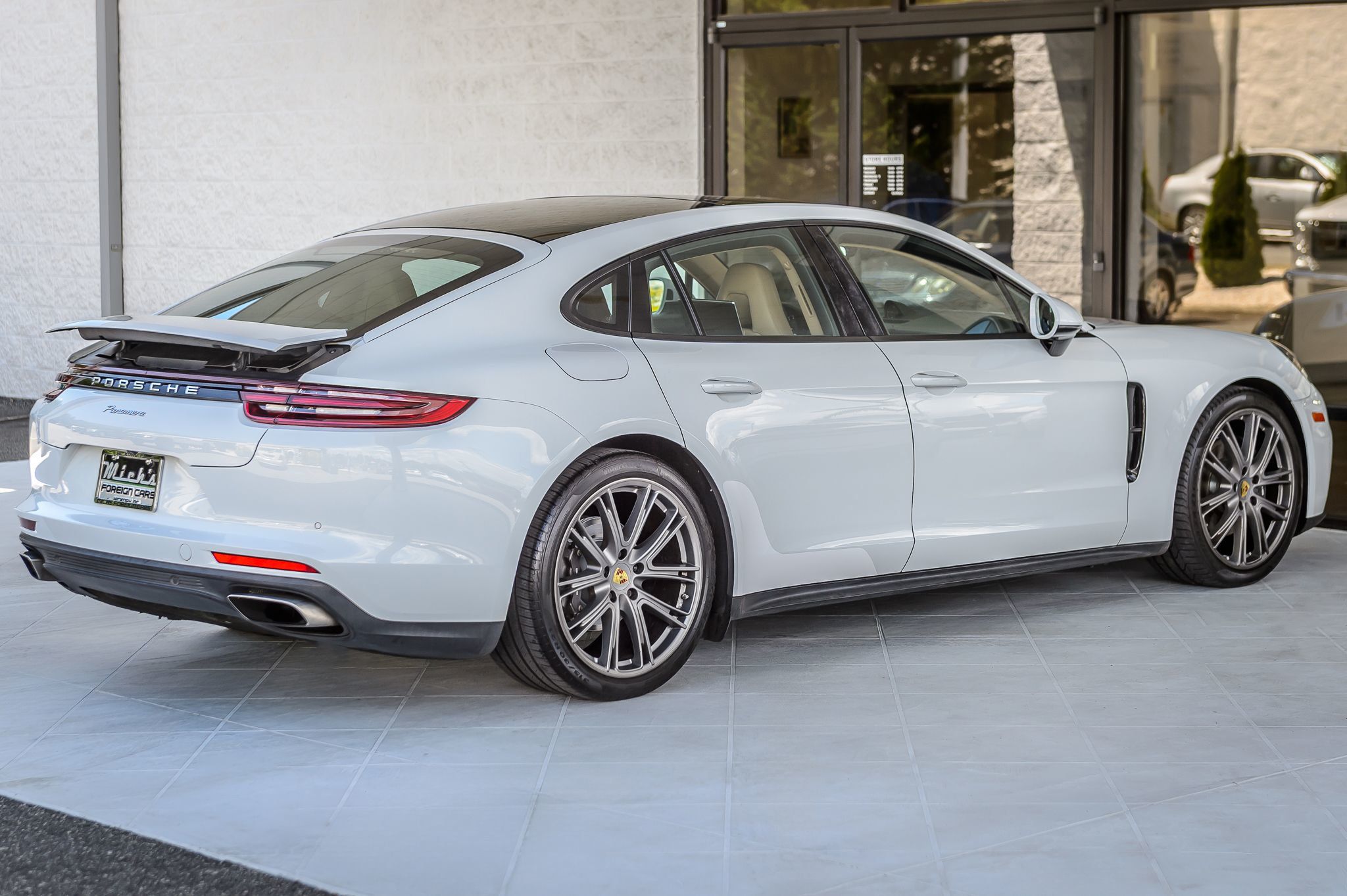 2018 Porsche Panamera Base 4 photo 9