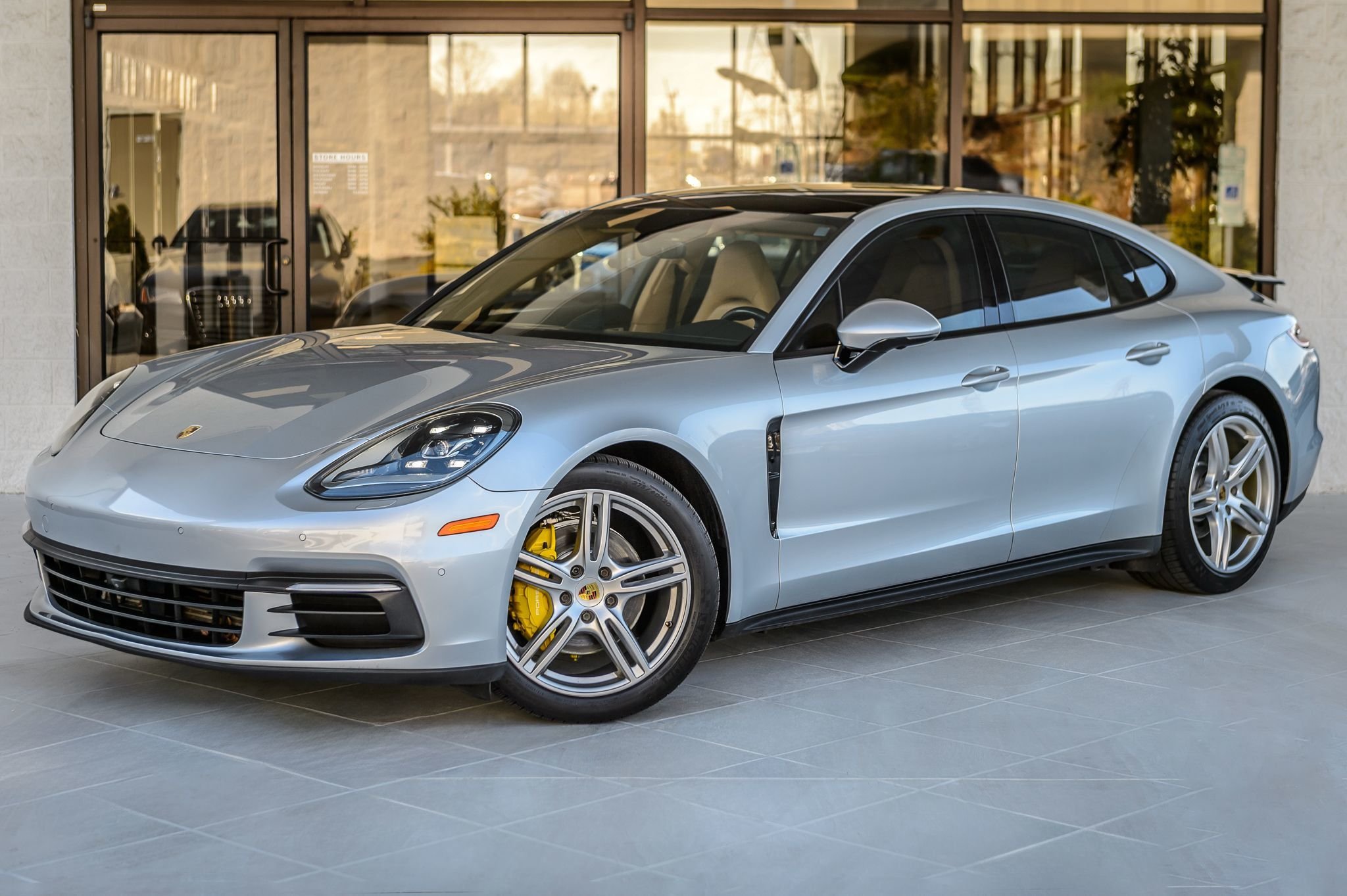 2018 Porsche Panamera Base 4 photo 2