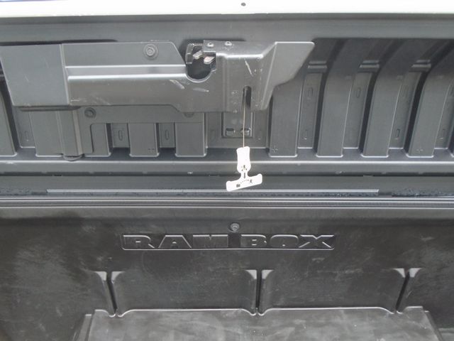 2018 Ram 1500 Big Horn 4x4 Crew Cab 5'7" Box - 22951449 - 40