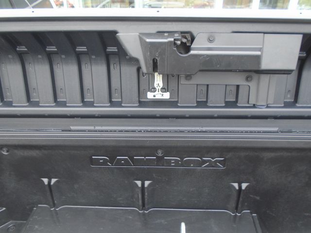 2018 Ram 1500 Big Horn 4x4 Crew Cab 5'7" Box - 22951449 - 44